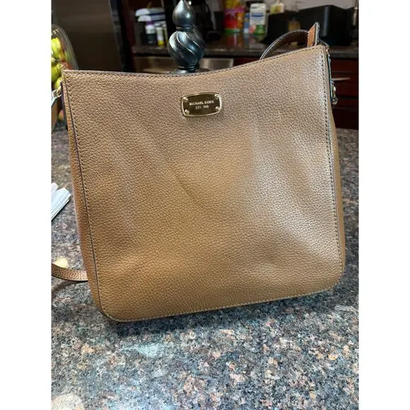 Michael Kors Jet Set Travel Camel Saffiano Leather Crossbody - Picture 2 of 15